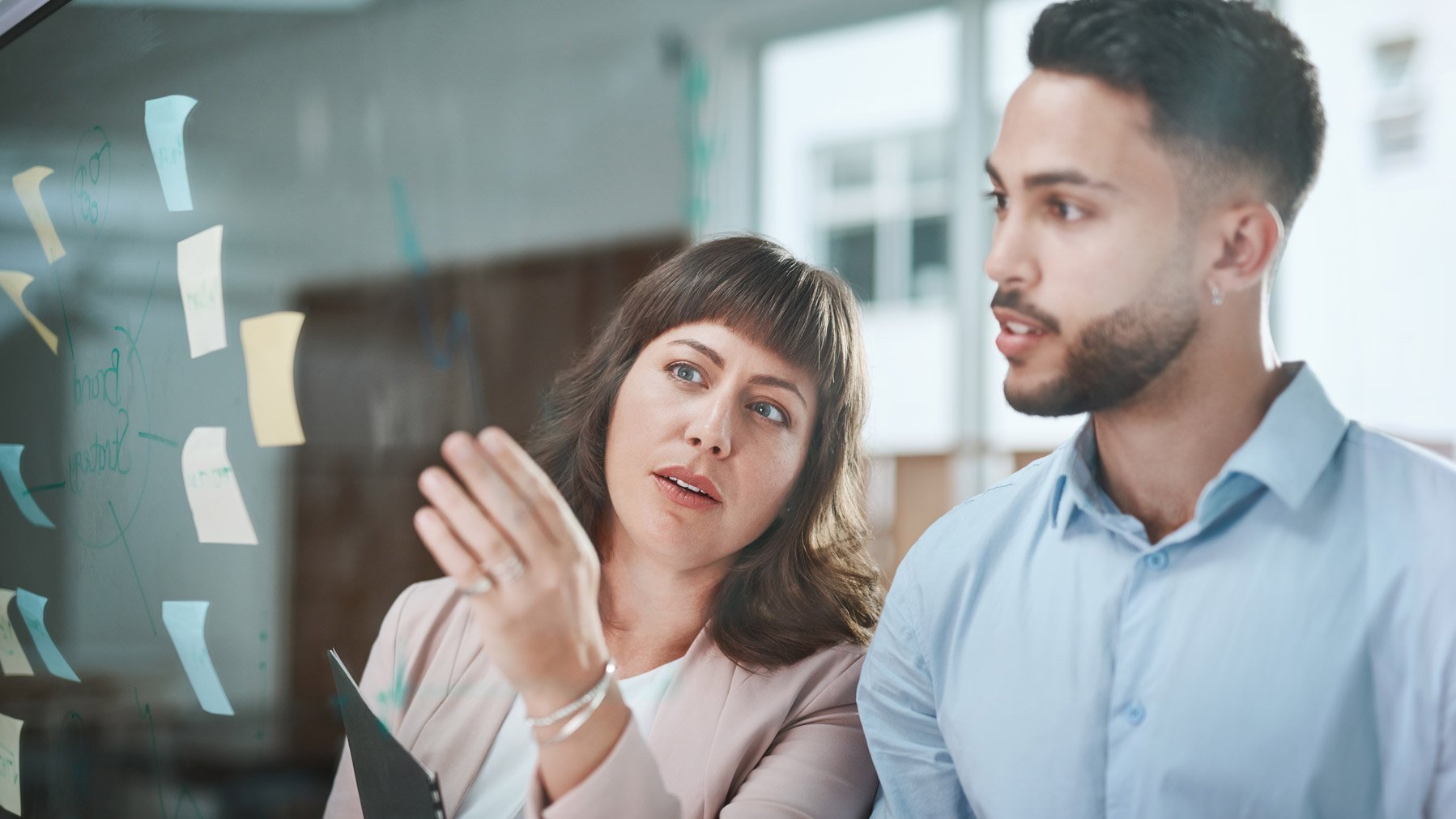 Personen besprechen Employer Branding Themen und schreiben Begriffe auf Post-Its